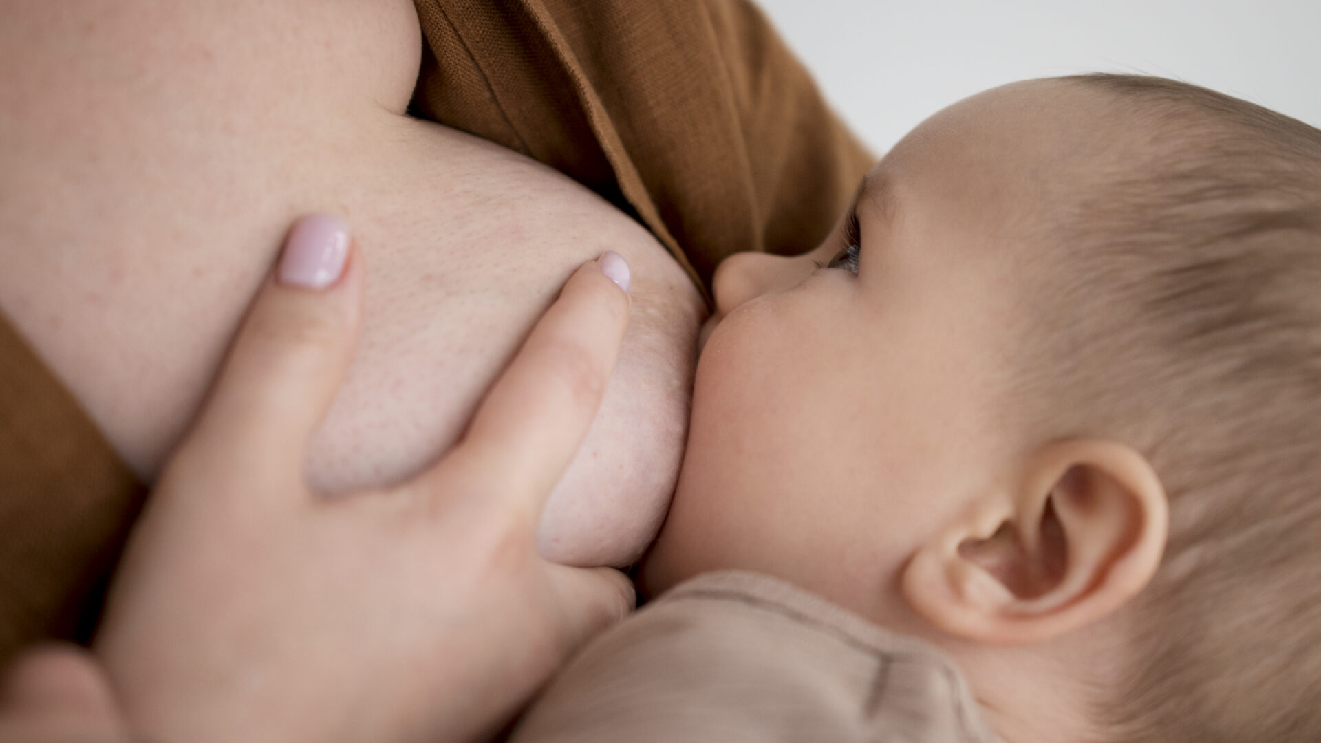 Alimentação no pós-parto e amamentação: por que o cuidado continua?